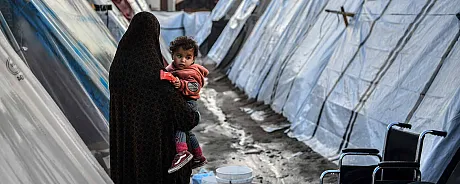 Mor og barn i en teltleir i Gaza.