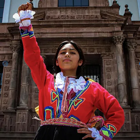 Jente med armen i været