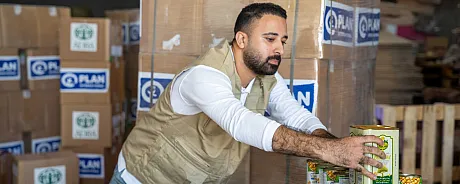 Mann som deler ut nødhjelp i Gaza