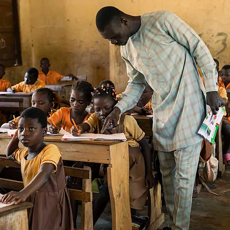 Lærer og elever i klasserom i Ghana