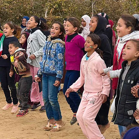 Barn i ring synger i Gaza