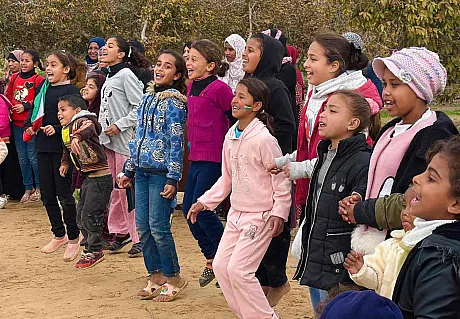 Barn i ring synger i Gaza