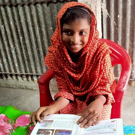 Lamia leser bok i Bangladesh