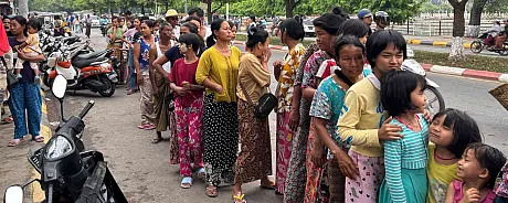 Mennesker står i kø