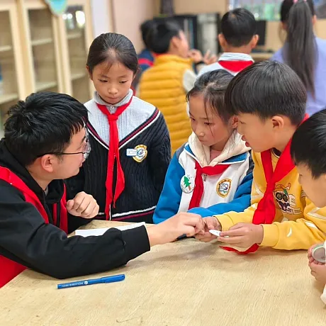 Yiyi med klassekamratene sine i Kina
