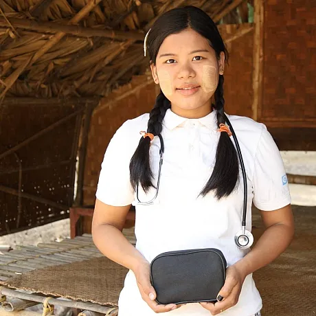 Ei viser frem veske i Myanmar