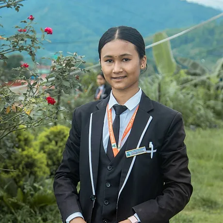 Sushreeta står utendørs i Nepal 