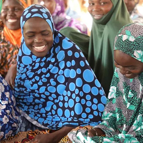 Nana ler med veninner i Niger