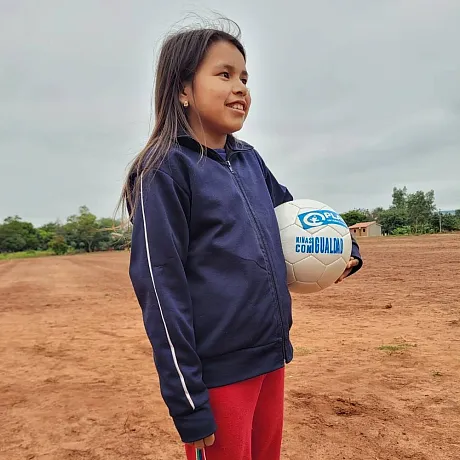 Dorina med fotball i Paraguay