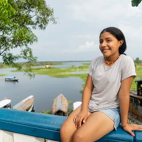 Fernanda sitter ved en elv i Peru