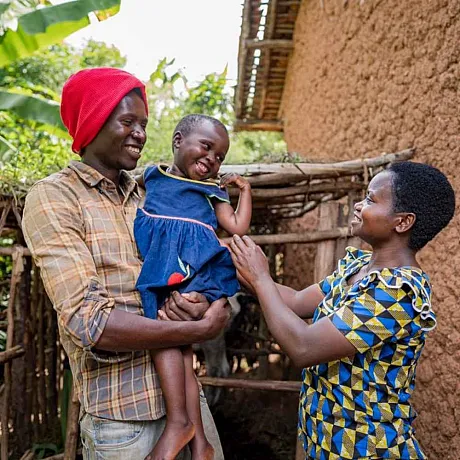 Felix med sin kone og barn i Rwanda