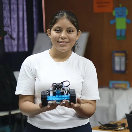 Wendy vider frem robot på skolen i El Salvador