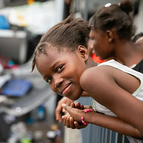 Jente luter seg over rekke i Haiti