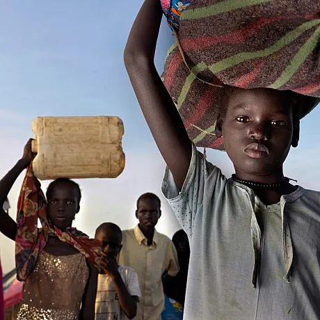 Gutt med pakke på hodet i Sør-Sudan