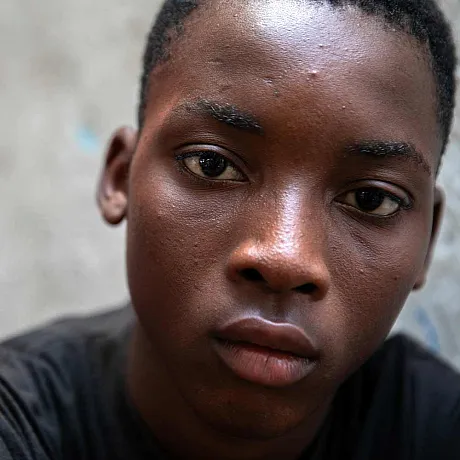 Junior fra Haiti ser direkte i kameraet. Han står imot og vil ikke være en del av de væpnede gruppene.