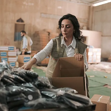Kvinne pakker nødhjelpsartikler i eske i Egypt