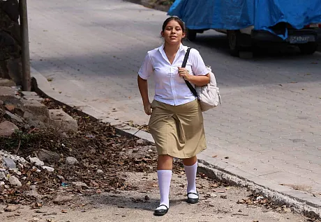 Jente i El salvador på vei til skolen
