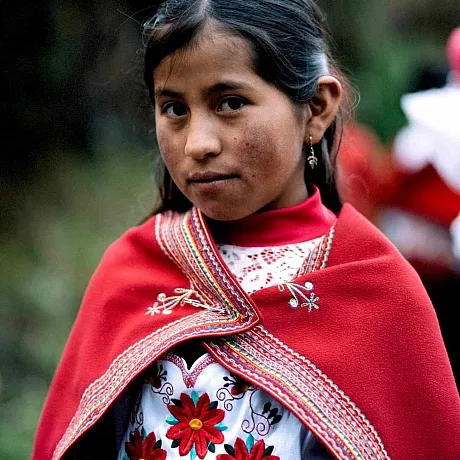 Jente i rød kåpe i Ecuador