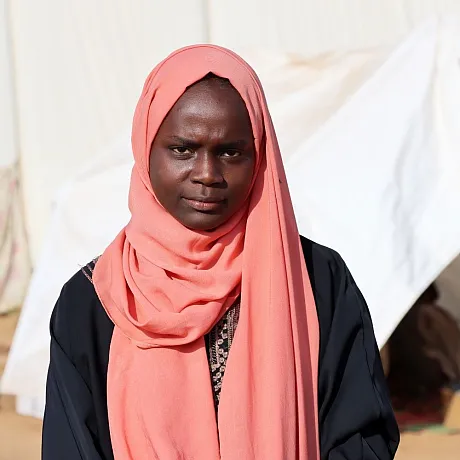 Jente står ute i Sudan