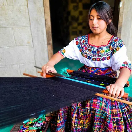 Jente i Guatemala vever