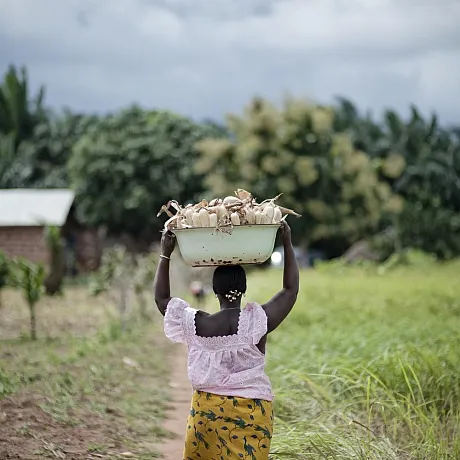 Kvinne bærer mat i Benin