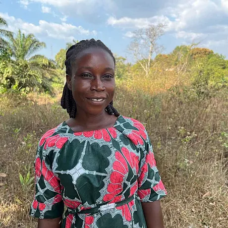 En kvinne står utendørs i Liberia
