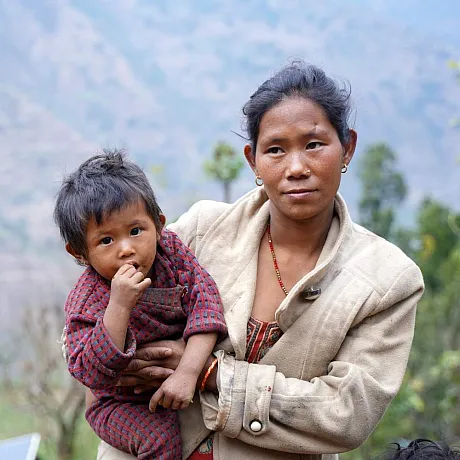 Mor med barn står ute i Nepal