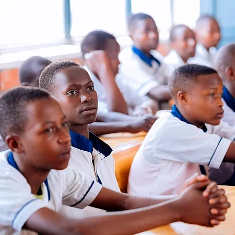 Gutter på skolen i Rwanda