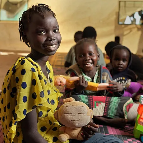 Lena smiler til kameraet i Sør-Sudan
