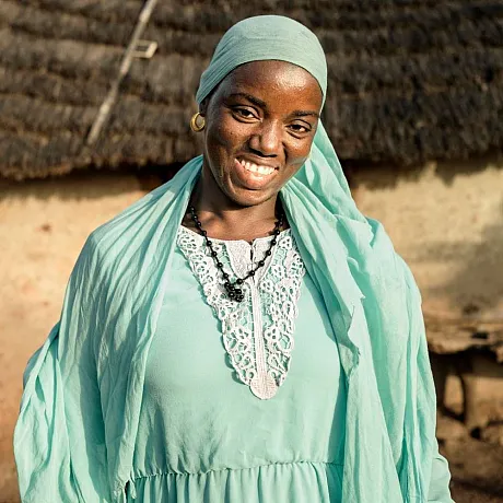 Smilende jente i Senegal