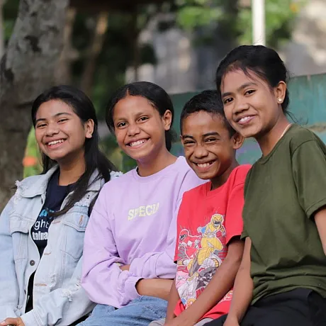 Glade ungdommer i Indonesia