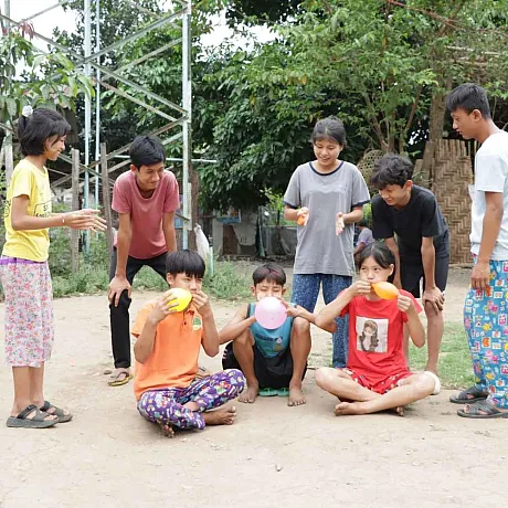 Ungdommer utendørs i Myanmar