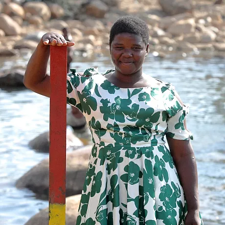 Jennifer sjekker vannivået i Malawi