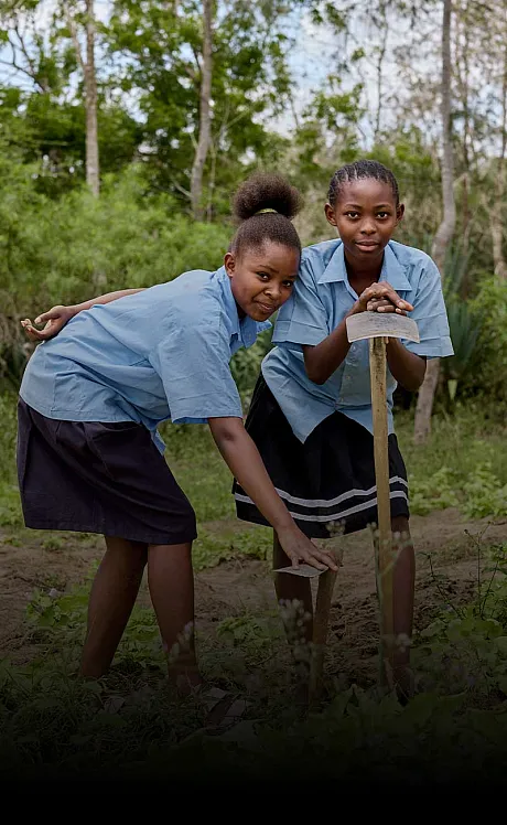Jenter jobber for bedre skog i Kenya