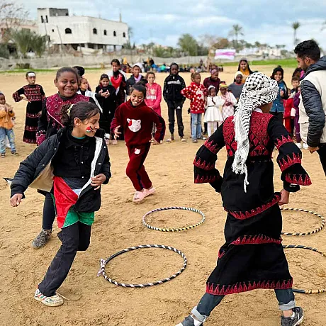 barn som løper i en sirkel i lekestund i Palestina