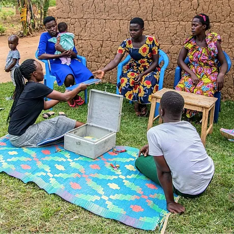 En låne-og sparegruppe i Uganda.