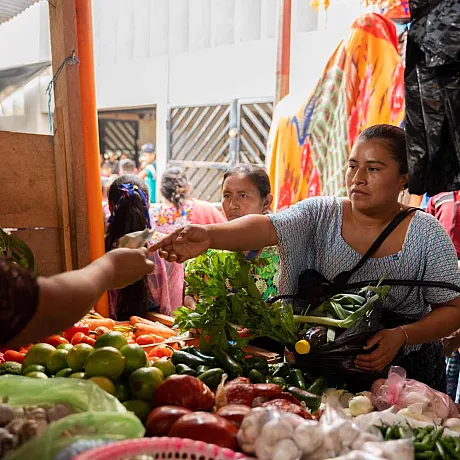 Carmelia fra Guatemala kjøper mat med støtten hun har fått.