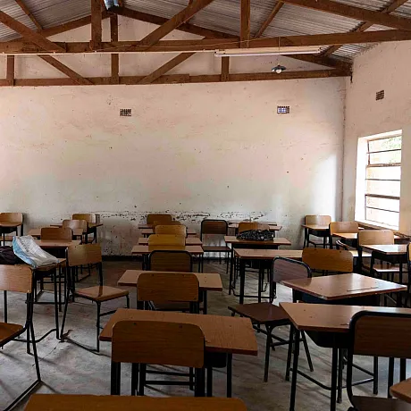 Tomt klasserom i Malawi. Her går Deborah på skolen.