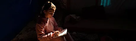 Jente tegner i telt i Gaza