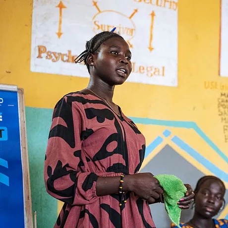 Jente snakker i møte i ungdomsrådgivningsgruppe i Etiopia