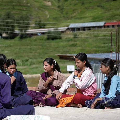 Jenter diskuterer kampen mot barneekteskap i Nepal