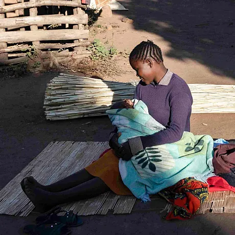 Lines sitter med barnet i fanget