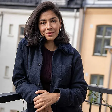 Portrettbilde av vinner av Jenteprisen 2025 med bygnigner i bakgrunenn