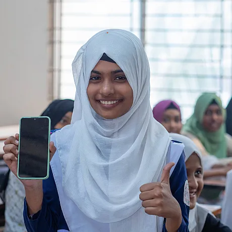 Jente med mobil fra Bangladesh