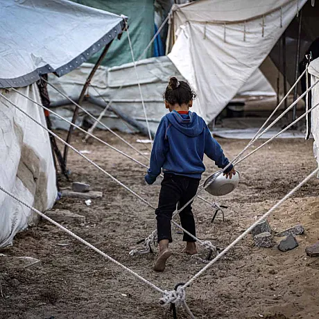 Jente mellom telt i Gaza