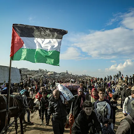 Palestinske flagg og folkemengde