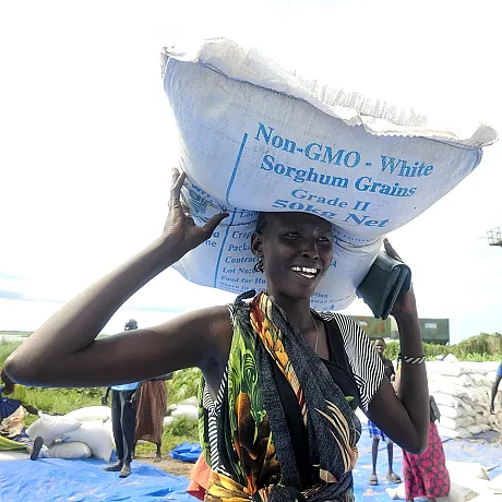 Dame bærer rispose over hodet