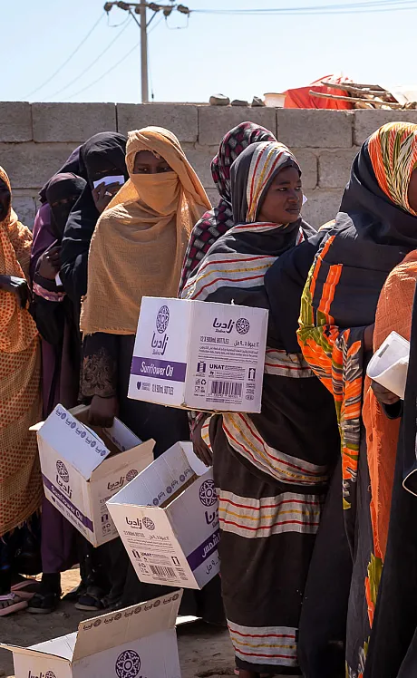 Kvinner venter på utdeling av hygeniepakker i Sudan
