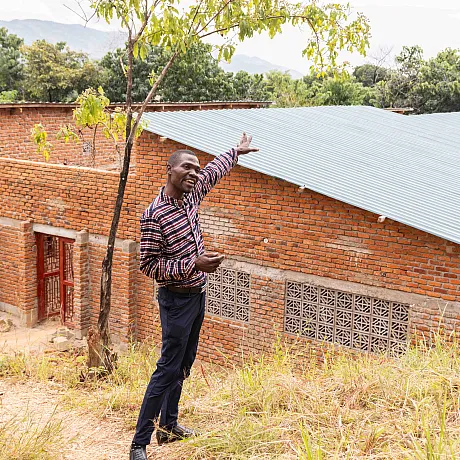 Lærer viser frem internat for jenter