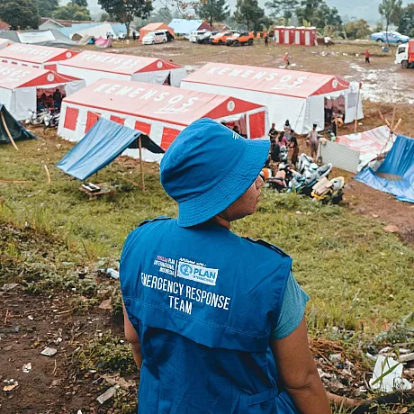 Bilde av nødhjelpsarbeider. Symbolsk gavekort. Nødhjelp.